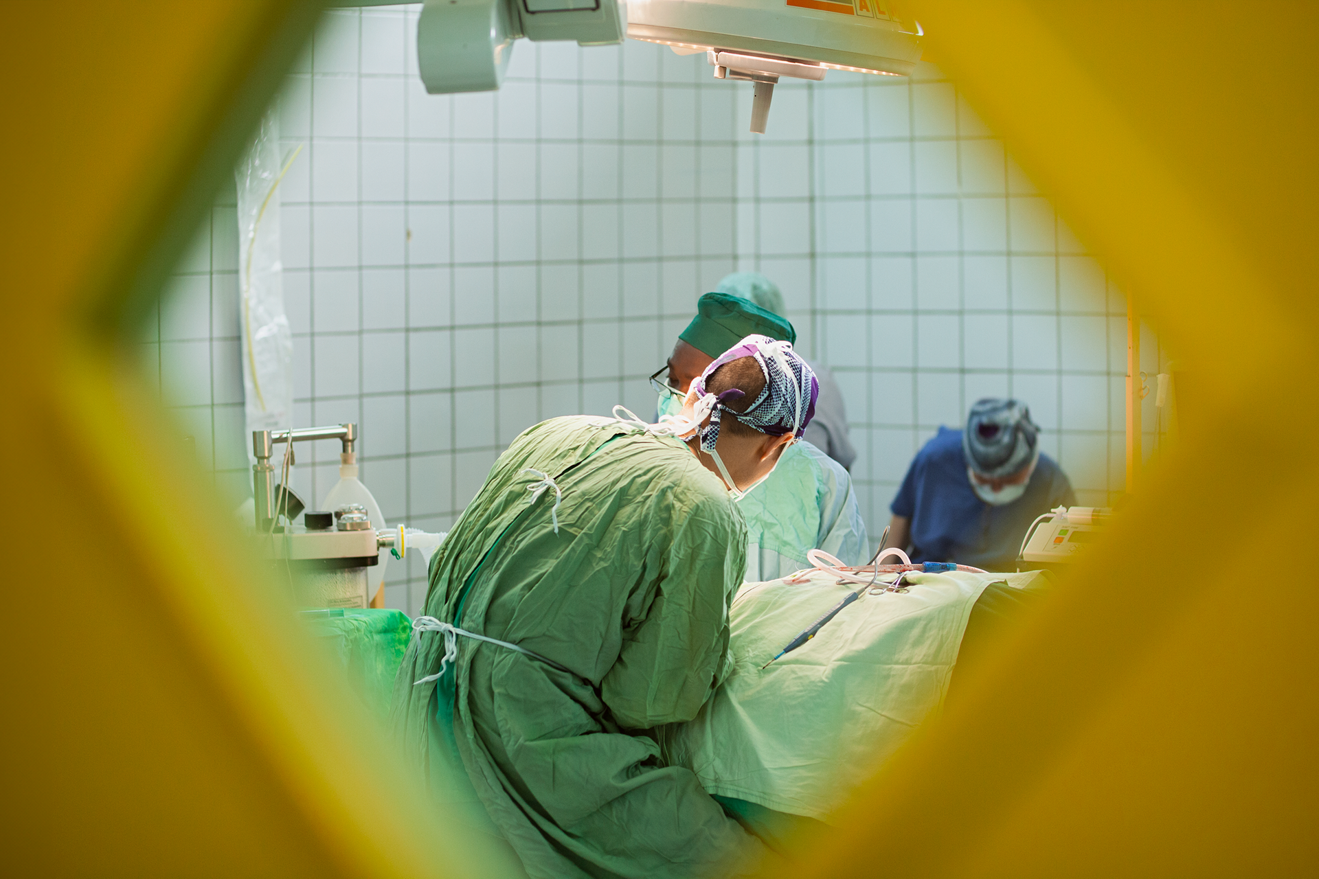 Ärzteteam führt eine Operation im OP-Saal durch