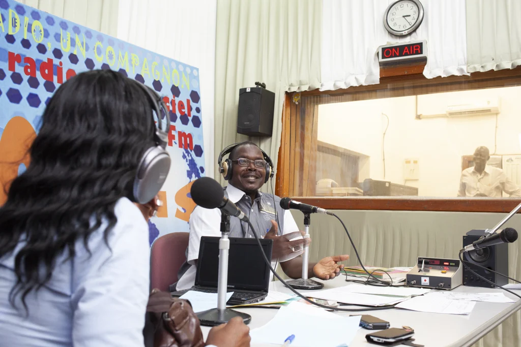 Radiomoderatoren im Studio