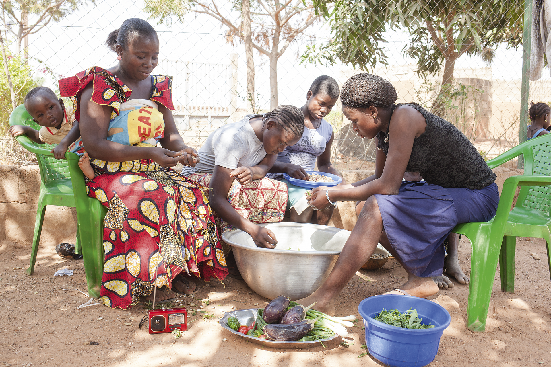 Frauen kochen und hören dabei Radio