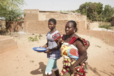 Frauen hören während der Arbeit Radio